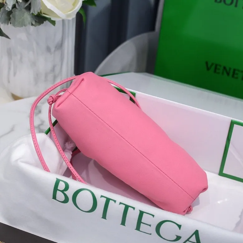 Batch 1120 Bottega Veneta cloud bag ☁️POUCH series original plain calfskin, super low-key and attractive, soft and casual. Major internet celebrity bloggers are crazy about calling it fashionable and classy, ​​lazy and intellectual. Small size: 23*13*8 (small cloud plain) girly pink, model: 6671